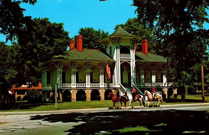 Honolulu House Museum - Old Postcard (newer photo)